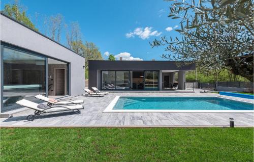 ein Hinterhof mit einem Swimmingpool und einem Haus in der Unterkunft Villa Alison Deluxe in Ružići