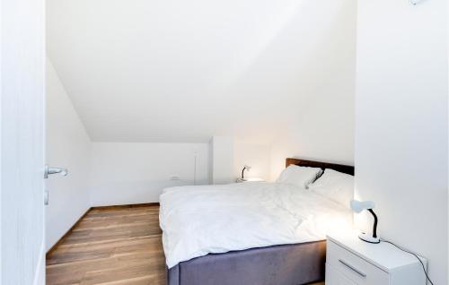 Ein Bett oder Betten in einem Zimmer der Unterkunft Awesome Home In Pregrada With Wi-Fi