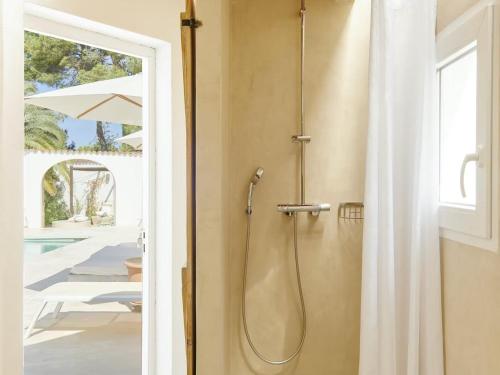 マドリードにあるVilla in Sant Josep near Beautiful Beachesのプールの隣のバスルーム(シャワー付)