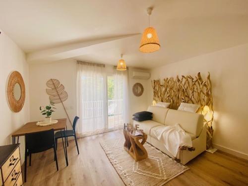 une chambre avec un lit, une table et un bureau dans l'établissement Fiori di Cala Rossa résidence hôtelière, à Lecci