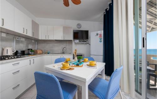 Η κουζίνα ή μικρή κουζίνα στο 2 Bedroom Gorgeous Apartment In Kosljun