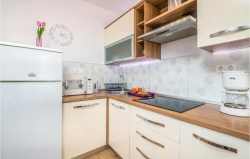 Dapur atau dapur kecil di Cozy Apartment In Njivice