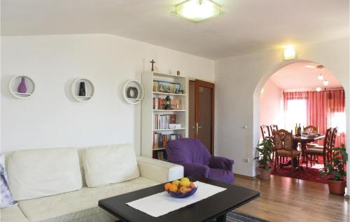 Three-Bedroom Apartment In Kastel Kambelovac