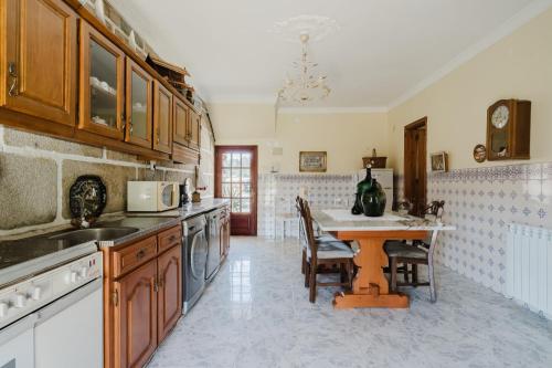 Η κουζίνα ή μικρή κουζίνα στο Quinta do Passal - Gondoriz