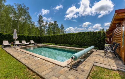 basen z rurą w ogrodzie w obiekcie Gorgeous Home In Gospic With Sauna w mieście Gospić