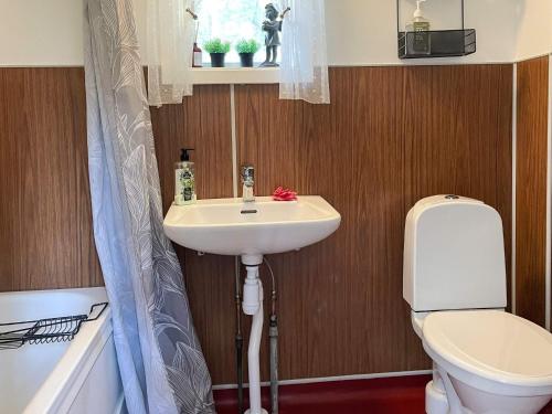 un bagno con lavandino, water e finestra di 4 person holiday home in FÄRJESTADEN a Färjestaden