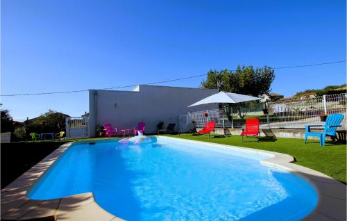 - une grande piscine dans une cour avec des chaises et des parasols dans l'établissement Le Gite De Lya, à Lussas