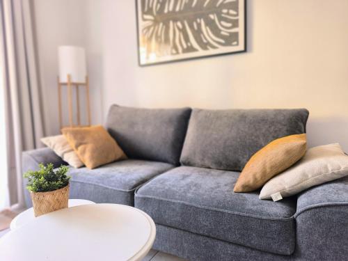 ein Wohnzimmer mit Sofa und Tisch in der Unterkunft Relax Oasis del Mar in Puerto de Santiago