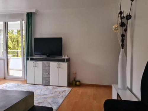 TV a/nebo společenská místnost v ubytování Ein Zimmerwohnung in Norderstedt