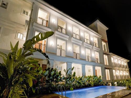 ein großes Gebäude mit einem Swimmingpool davor in der Unterkunft Apartment in Goa near Stunning Beaches in Goa