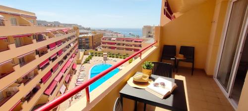 ein Balkon mit Blick auf den Pool in einem Hotel in der Unterkunft Relax Oasis del Mar in Puerto de Santiago