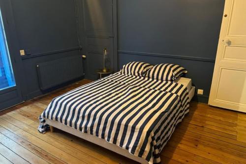 une chambre avec un lit avec deux oreillers dessus dans l'établissement Spacious T4 in the heart of the city center, à Nantes