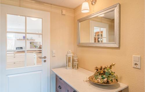 Ένα μπάνιο στο 2 Bedroom Lovely Home In Langenhorn