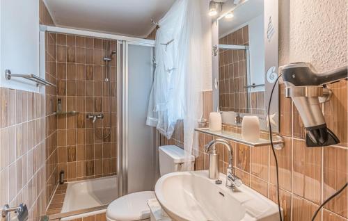 Ένα μπάνιο στο 2 Bedroom Lovely Home In Langenhorn