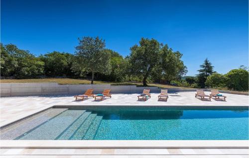 een zwembad met ligstoelen en een zwembad bij Villa Koko in Rovinj
