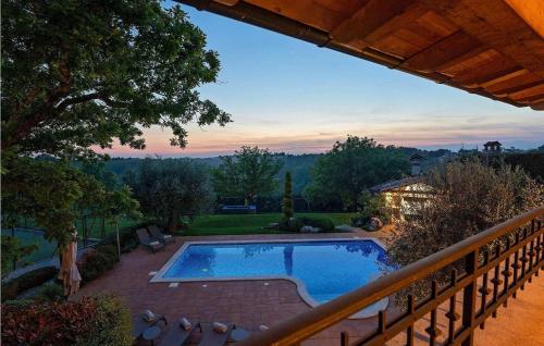 - un balcon avec vue sur la piscine dans l'établissement Villa Pilato, à Vižinada