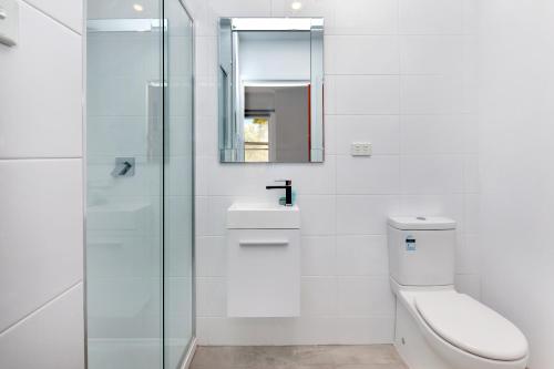 A bathroom at Lake Wendouree Luxury Apartments