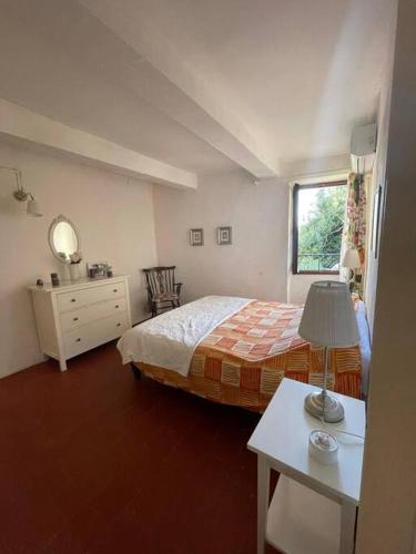 une chambre avec un lit et une table avec une lampe dans l'établissement Maison de Village, à Péret