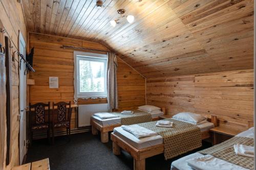 Postel nebo postele na pokoji v ubytování Alpin Eco Chalet & Wellness