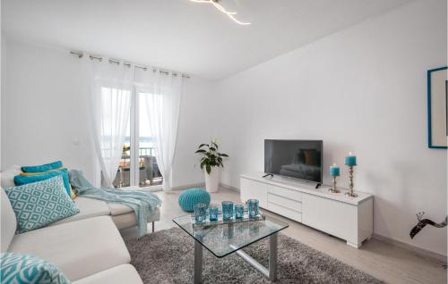 3 Bedroom Gorgeous Apartment In Dramalj