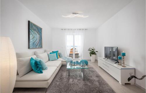3 Bedroom Gorgeous Apartment In Dramalj