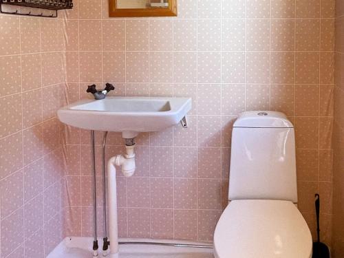 Ένα μπάνιο στο 4 person holiday home in Hagby