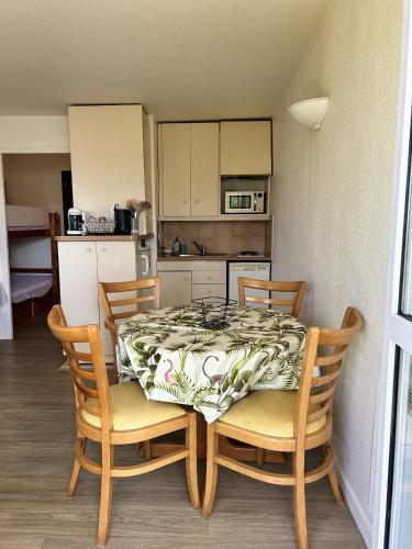 une cuisine avec une table et des chaises ainsi qu'une cuisine avec une table et des chaises dans l'établissement Ster ar Mor, à Quiberon