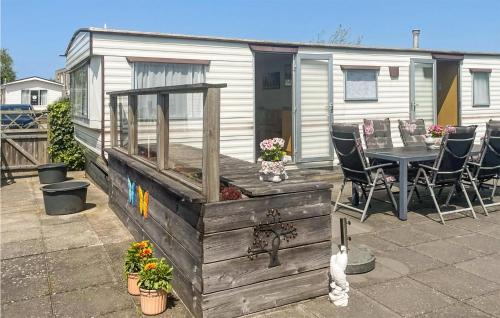 Balkoni atau teres di 2 Bedroom Amazing Home In Makkum