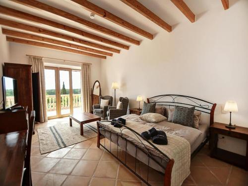 Ένα ή περισσότερα κρεβάτια σε δωμάτιο στο Villa in Mallorca with Sea Views and Pool