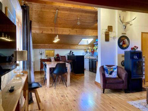 une cuisine et un salon avec une table et des chaises dans l'établissement Appartement cosy avec lits faits à l'arrivée, aux Gets