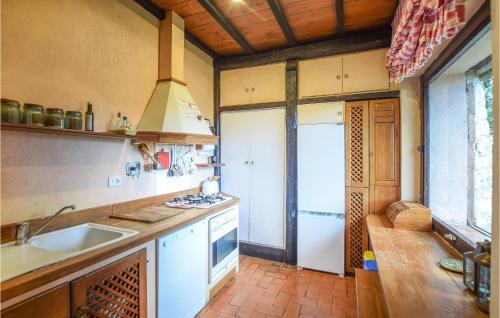 Кухня или мини-кухня в Amazing Apartment In Ficulle With Wifi
