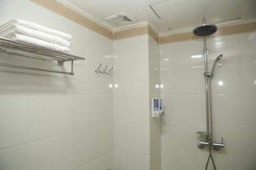 y baño con ducha y cabina de ducha acristalada. en Sapa Snow Hotel, en Sa Pa