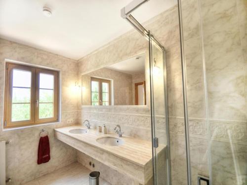 Ένα μπάνιο στο Villa in Mallorca with Sea Views and Pool