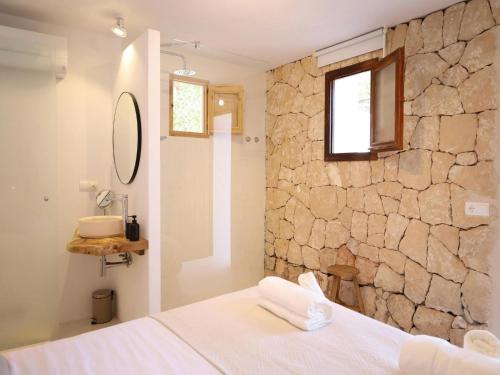 Ένα μπάνιο στο Holiday villa with pool in Cala Tarida