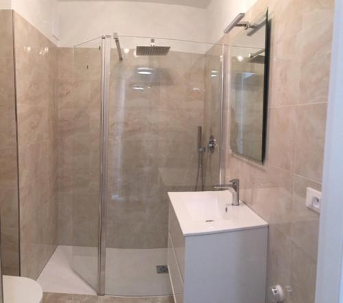 une salle de bain avec une douche, un lavabo et des toilettes dans l'établissement Studio centre ville entièrement rénové au calme, à Menton