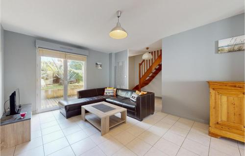 un salon avec un canapé en cuir et une table dans l'établissement Beautiful Home In Royan With Wifi, à Royan