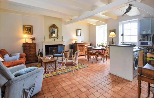 Χώρος καθιστικού στο Awesome Home In Saint-Jean-Le-Thomas
