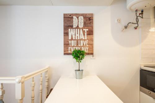 Cozy Getaway in Alfama by LovelyStay