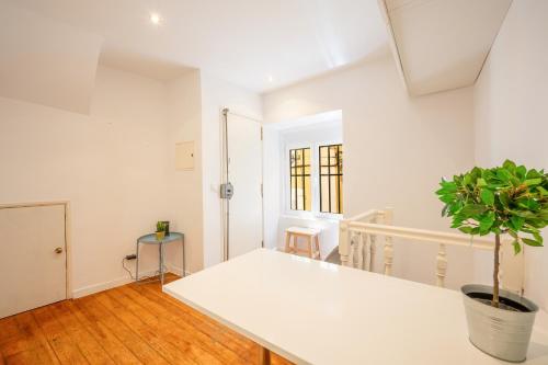 Cozy Getaway in Alfama by LovelyStay