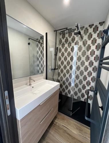 Studio rénové en plein centre ville, sur le port, vue mer