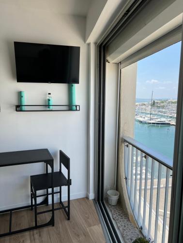 Studio rénové en plein centre ville, sur le port, vue mer