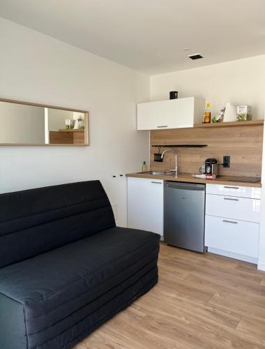 Studio rénové en plein centre ville, sur le port, vue mer