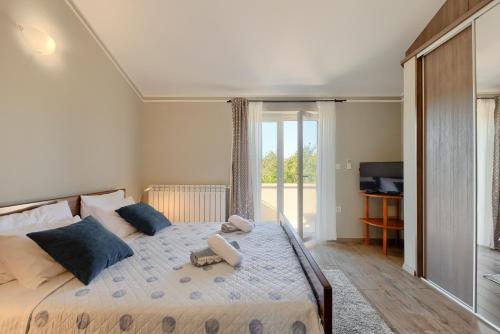 Un dormitorio con una cama grande con almohadas azules. en Villa Lasa, en Pazin