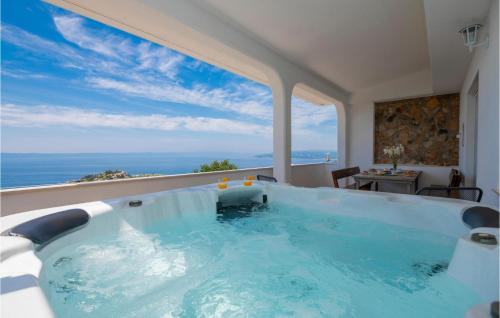 Cozy Apartment In Makarska With Jacuzzi