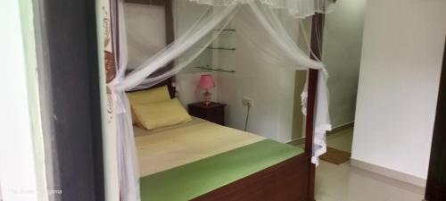 Una cama o camas en una habitación de The Green Weligama