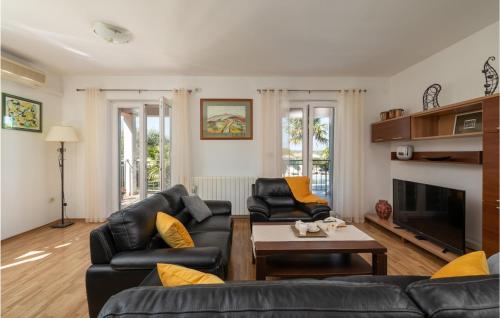 salon z kanapą i stołem w obiekcie Holiday Home Breg Ivanovci Iv w mieście Raša