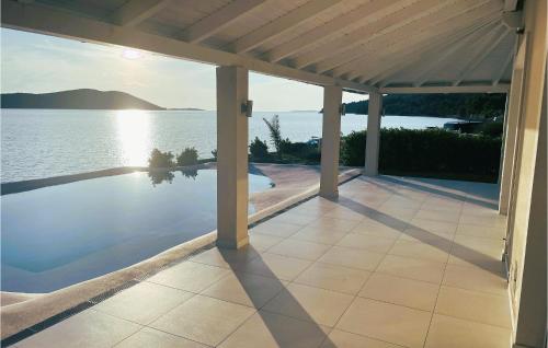 patio con vista sull'acqua di Beautiful Home In Veli Rat With Wifi a Veli Rat