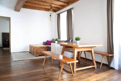 a living room with a table and a couch at Goldene Pastete - Urban Luxury Apartments City Center in Graz