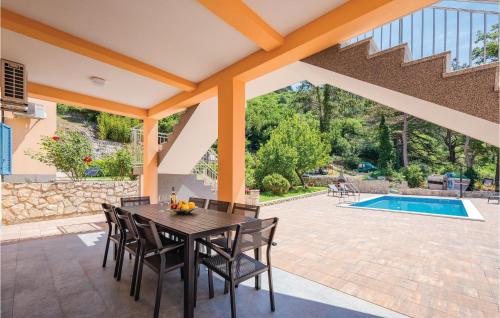 Bazén v ubytovaní 3 Bedroom Amazing Home In Plomin alebo v jeho blízkosti