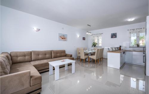 Η κουζίνα ή μικρή κουζίνα στο 3 Bedroom Amazing Home In Plomin